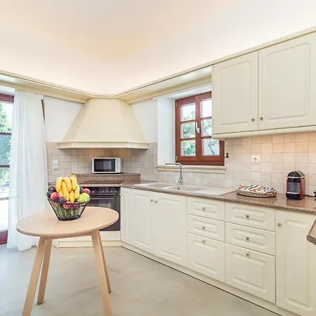 Leon (adults Only) * Vourvoulos