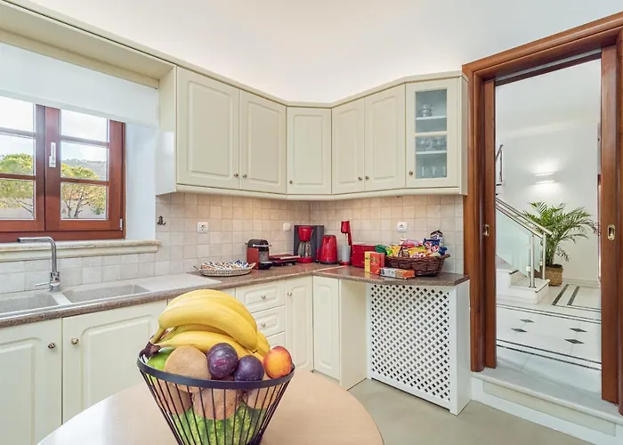 Leon (adults Only) * Vourvoulos